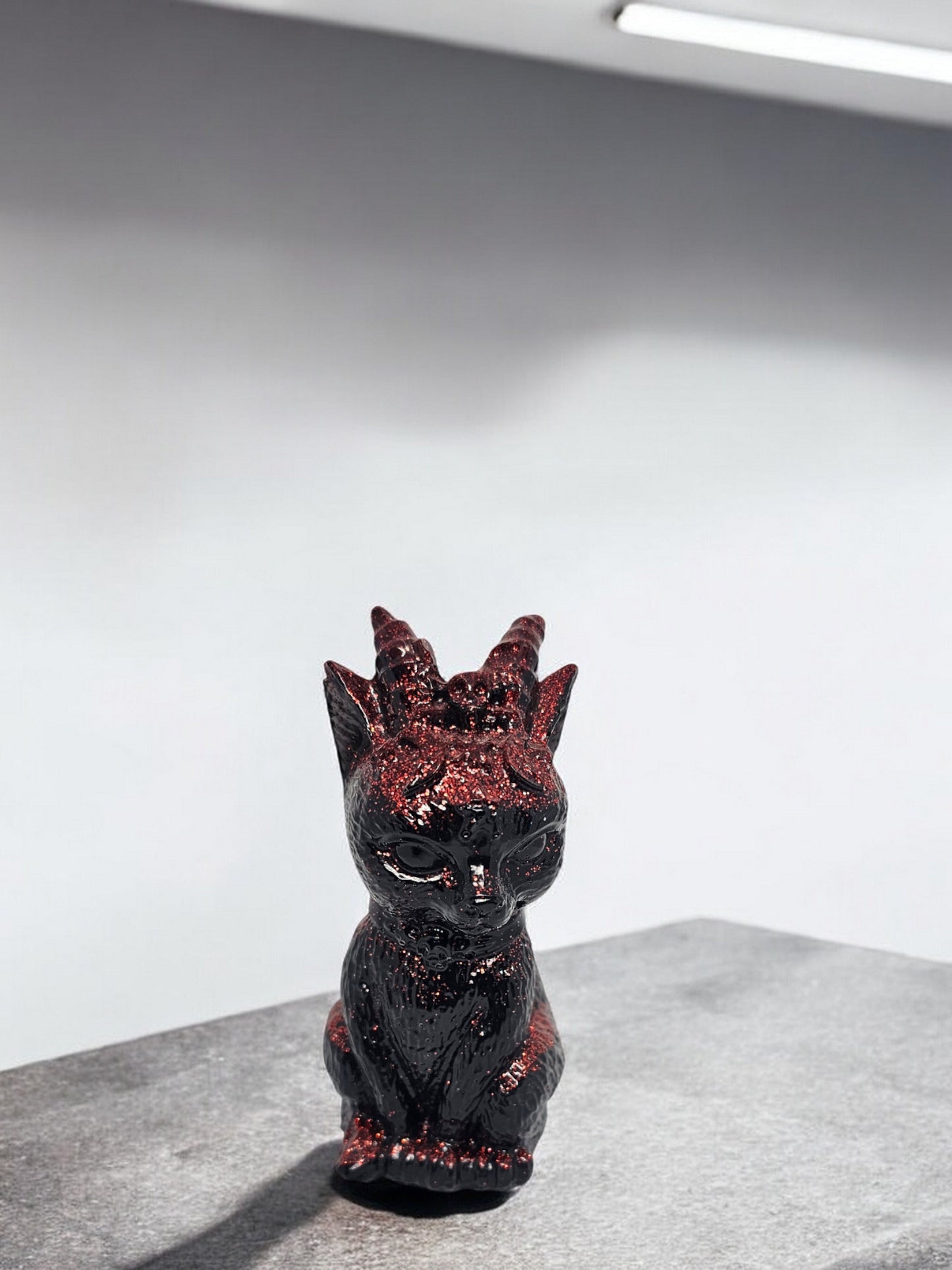 Katze mit Hörner Schwarz - Rot